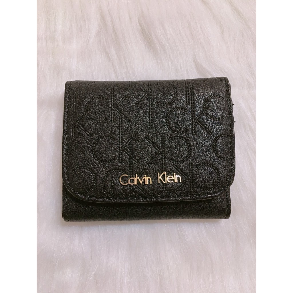 【Calvin Klein】CK 女用短夾 滿版LOGO 壓釦 信用卡槽 大鈔夾 全新正品 美國購回 現貨在台 實體店面