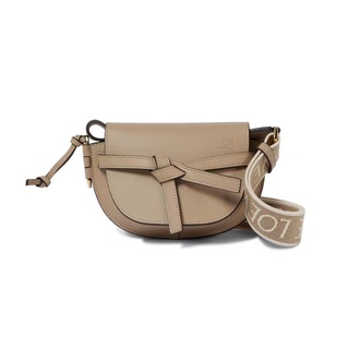 Loewe Gate Mini 寬背帶沙色皮革肩背包｜ASCE