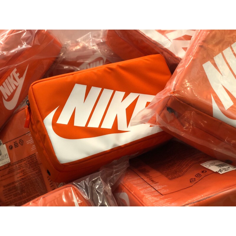 【Fashion SPLY】Nike SHOE BOX BAG 球鞋袋 紅白經典鞋盒 健身包 手提袋BA6149-810