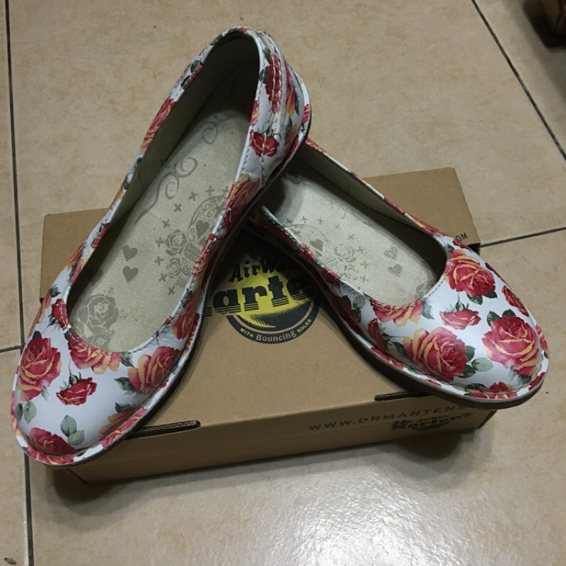 Dr. Martens 玫瑰花娃娃鞋 八成新，尺寸太大割愛喔！購自台北光復南路門市