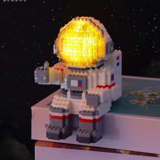 《台灣發貨》兼容樂高 微型小顆粒積木 太空宇航員 發光擺件 兒童益智 減壓 拼裝玩具