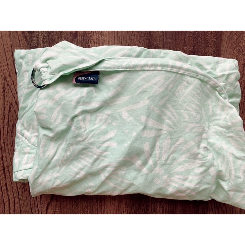 （二手）Bebe au Lait 時尚哺乳巾-淺綠色