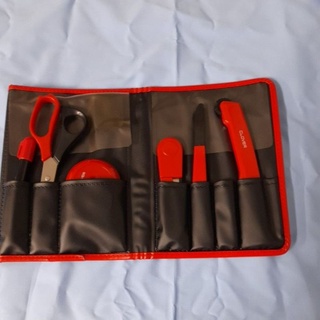 日本絕版可樂牌縫紉工具組。針筒(有10支不同尺寸針)15cm剪刀.自動捲尺.紗剪.拆線器.點線器共6件組