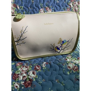 妮娜花園~滿500出貨全新～韓流～❄️雪花秀Sulwhasoo～粉色鑲金邊的小藍雀梅花化妝包（19*14*底9）單面圖案