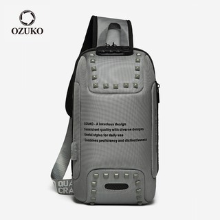 Ozuko 時尚鉚釘防盜男士斜背包防水 USB 充電肩胸包