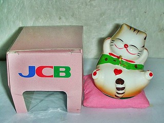 L.(企業寶寶玩偶娃娃)全新少見附盒裝日本JCB卡陶瓷招財貓寶寶擺飾附綿花布座墊值得收藏!