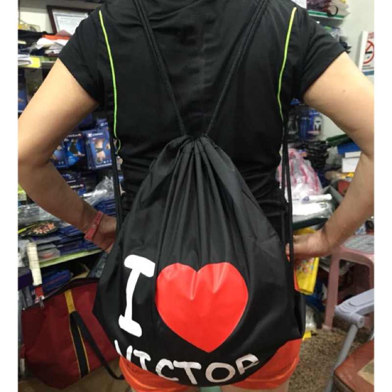 （羽球世家）勝利 I love Victor 運動 後背束口袋 尼龍材質 產地：台灣