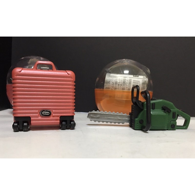 扭蛋小物、迷你電鋸 MINI MASCOT 迷你行李箱 收藏釋出、2款合售。