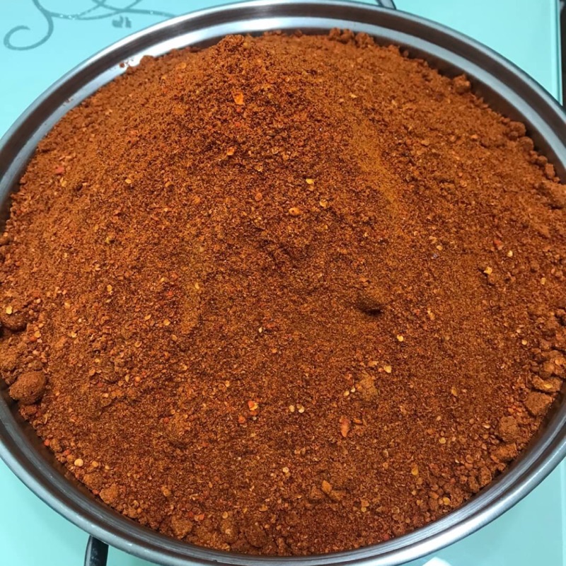 貴州特產麻辣辣椒粉，在貴州當地是燒烤專用，里面含20幾種天然香料跟貴道地的辣椒調配而成，屬於香辣，可直接食用