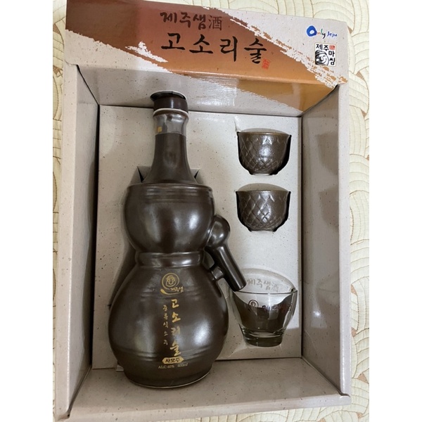 韓國濟州島葫蘆形 空酒瓶，附3個空酒杯。有盒子。