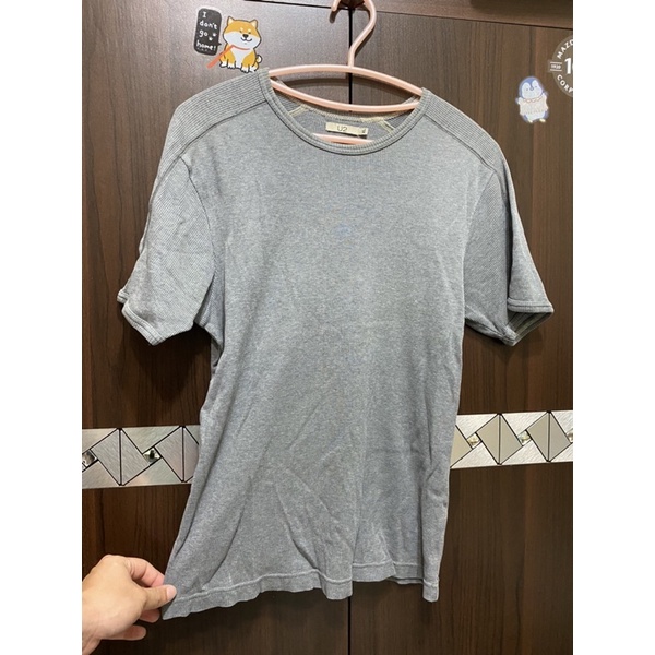 U2 合身版型XL號 素色T 素T T-shirt 肩膀一個小小洞反應在價格！價格漂亮！出貨快速！