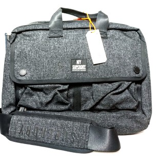 <極度絕對> SUPERDRY 極度乾燥 時尚質感斜背筆電包 休閒郵差包 側背書包 書包