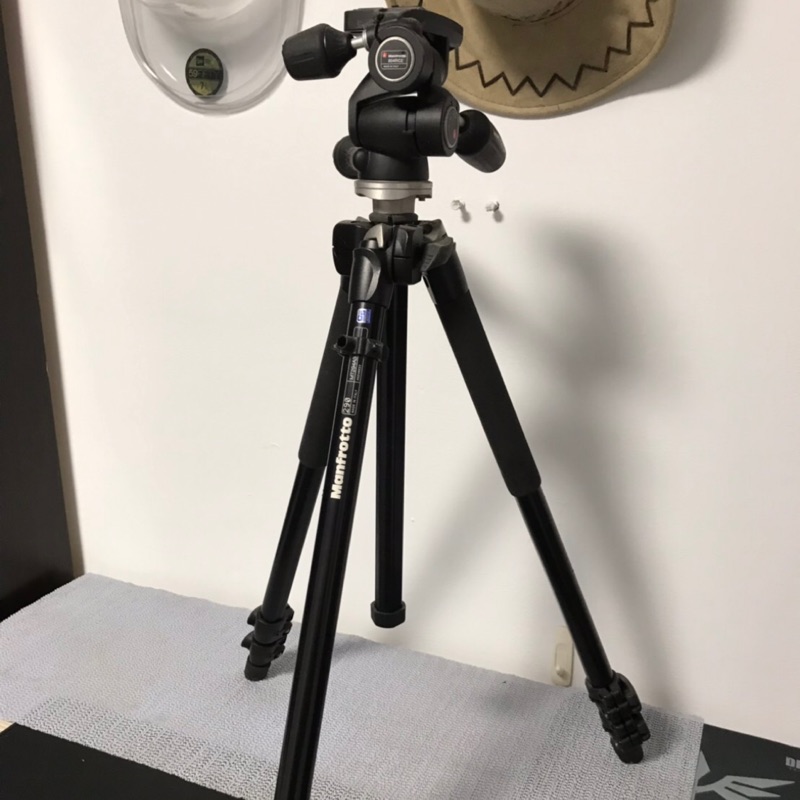 Manfrotto MT294A3腳架+804RC2雲台。九成新。福利品大特價出清，母親節禮物大特價，歡迎自取