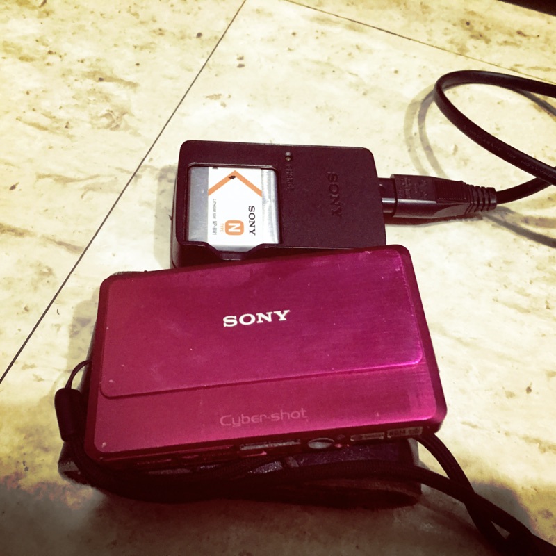 Sony TX9數位相機，功能正常，附原廠電池兩顆，正面有凹痕，誠可議贈腳架！