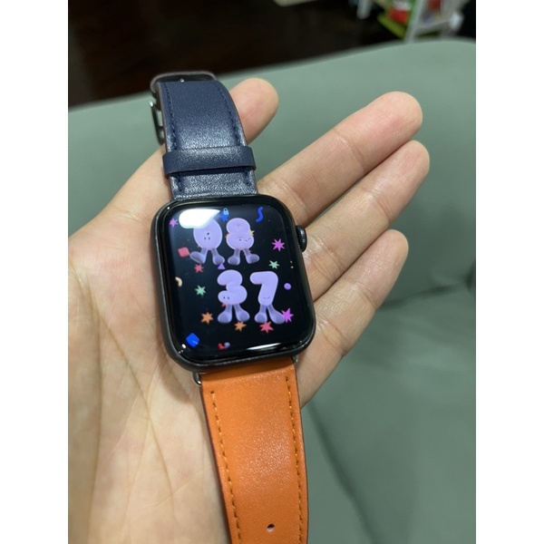 《二手極新，誠可議》Apple Watch SE GPS 44mm 太空灰色鋁金屬錶殼搭配午夜黑色運動型錶帶