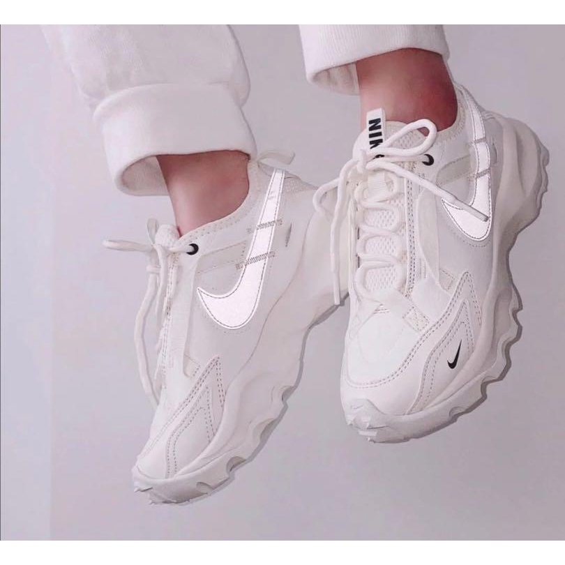 【土豆鞋業 ToodleSneaker】Nike TC 7900 奶白小白鞋 女鞋 全白 奶白 老爹鞋 厚底 增高