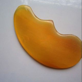 半月形綿羊角刮痧板，手感舒適，攜帶方便。