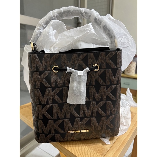 Michael Kors MK SURI 金字老花浮雕大水桶包