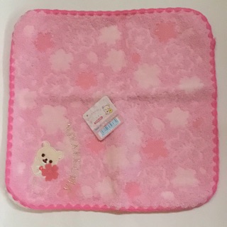 日本限定RIRAKUUMA拉拉熊圖案刺繡小方巾粉紅色