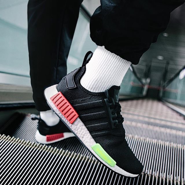  6折 Adidas NMD_R1 BOOST 綠紅色 愛迪達 黑色 男鞋 白色 EE5100