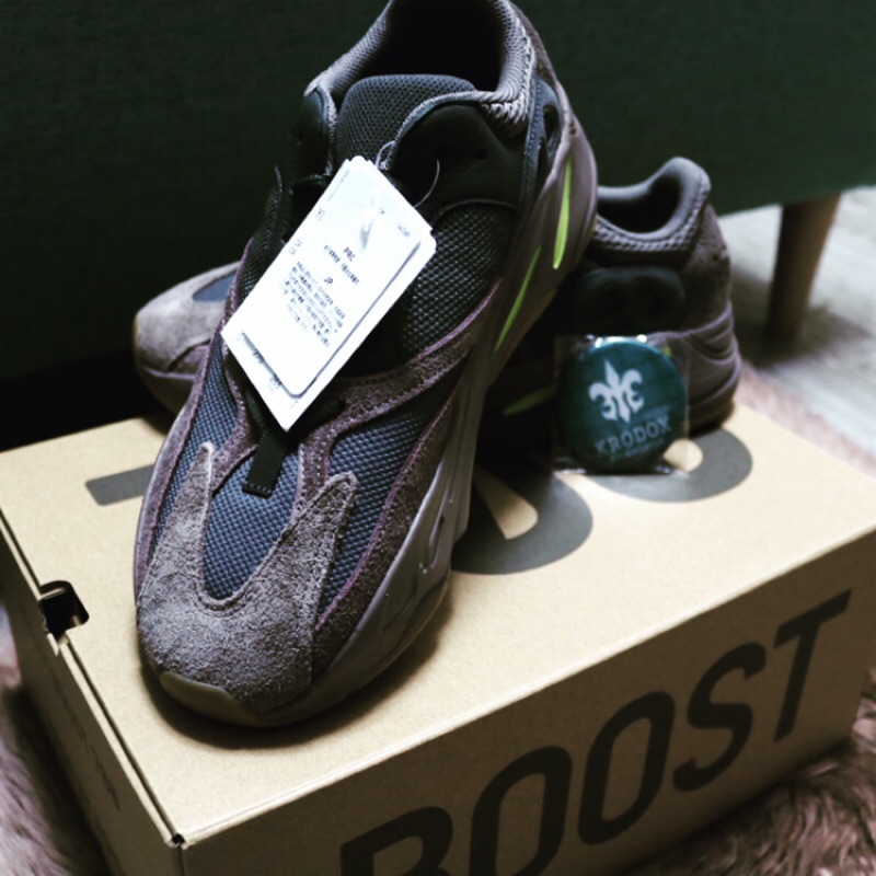 adidas YEEZY BOOST 700 MAUVE