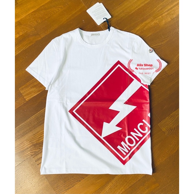Moncler 紅、白 配色 方塊箭頭印刷Logo字母 ,手臂臂章Logo 男、女可穿 短袖T恤。