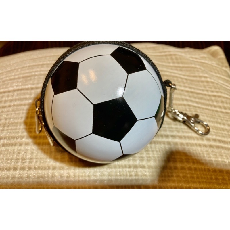 足球造型 硬殼式收納包 雙邊拉鍊 鑰匙圈方便掉在包包上  鑰匙圈