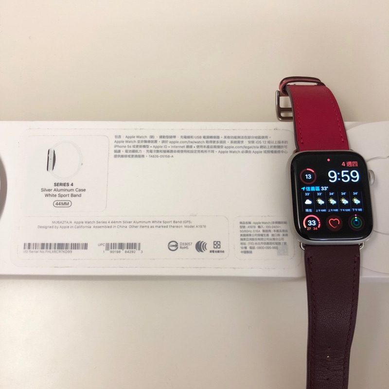 保固內 少戴極新無刮傷Apple watch 4 贈送錶帶及配件 44mm