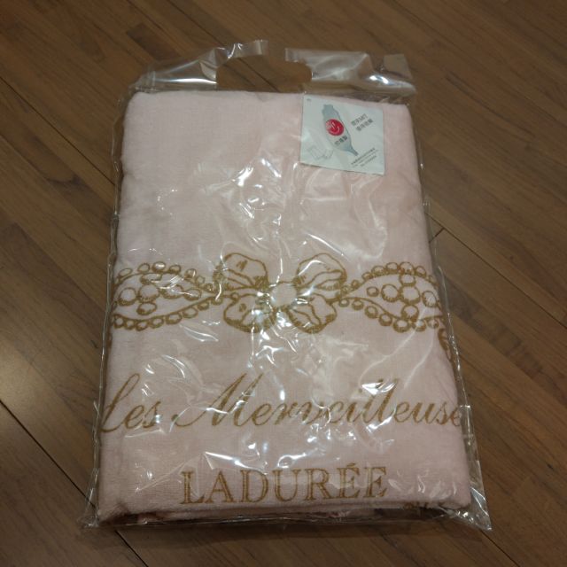 Les Merveilleuses LADUREE 經典限量柔情浴巾(附束口袋)