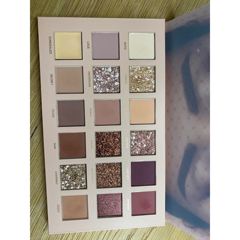 二手正品 Huda Beauty New NUDE 新款裸色沙漠玫瑰眼影 18色眼影盤 乾燥玫瑰 裸色 附鏡子 HB