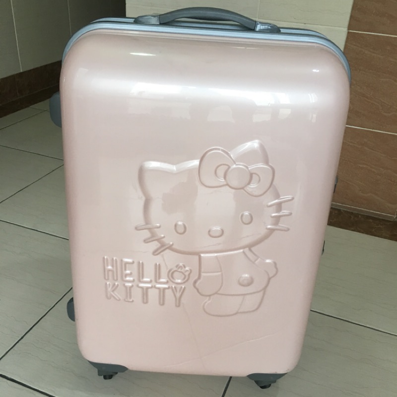 Hello Kitty 29吋行李箱 正版三麗鷗 鋁殼硬殼 非拉鍊型 二手保存狀況良好 稍有磨耗如圖 無法超取只能黑貓