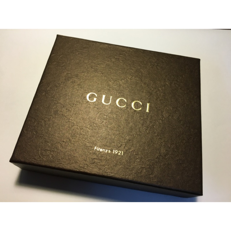 GUCCI 紅皮夾 男女適合 全新,機場免稅購買的 數量只有一個（可面交限桃園高鐵站）