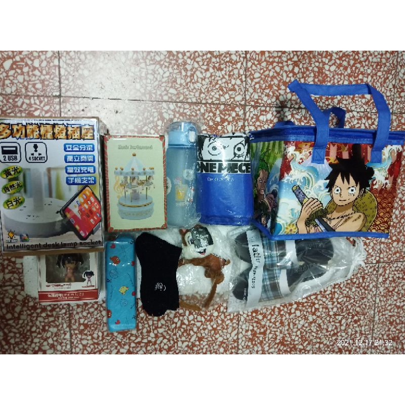 娃娃機商品--多功能檯燈插座、保冷袋、音樂盒、水壺、拖鞋、公仔、雜物，整圖賣。