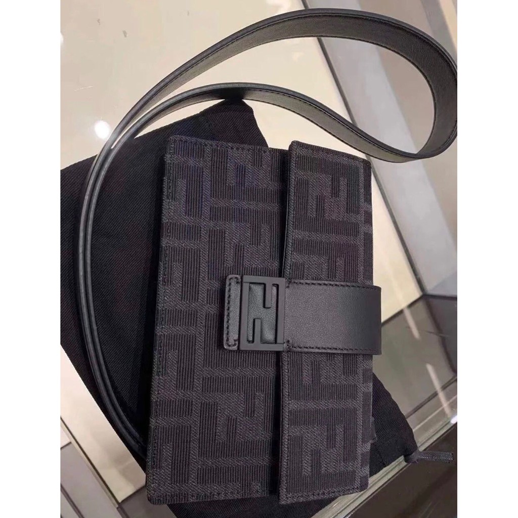 Fendi 芬迪baguette Logo暗紋手拿包小牛皮手袋男款灰黑色7m0295a9 蝦皮購物