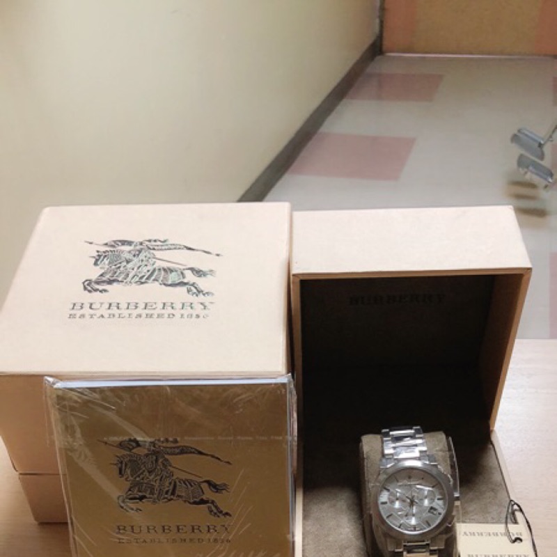 BURBERRY-戰馬三眼銀鋼錶帶-（男女都適帶）經典格紋 BU9750 保證卡！雙原廠盒裝！提袋都在！