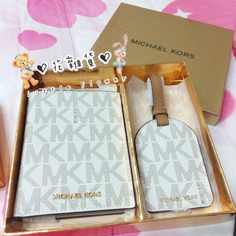 ♡ 花雜貨 ♡ MICHAEL KORS MK logo護照套/夾+行李吊牌 禮盒組