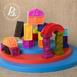 【美國媽咪】美國B.Toys 幼兒系列 羅馬城堡 字母軟積木 動物圖案 擠壓具聲響 羅馬城堡 (顏色隨機)