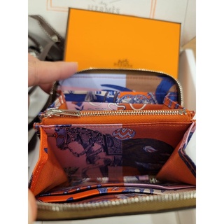 ♥️售出♥️Hermès Hermes 愛馬仕 silk in wallet 🐎駿馬🐎絲巾短夾 栗子色 很像金棕色