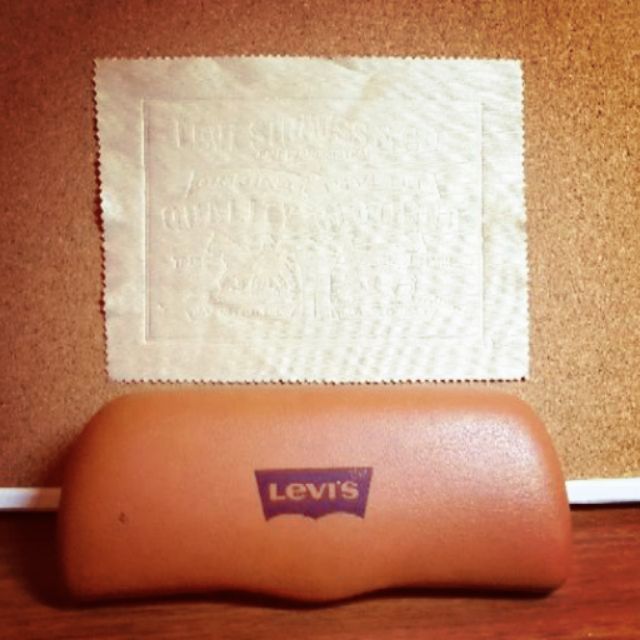 【喵屋】 Levi's 皮質眼鏡盒 附拭鏡布