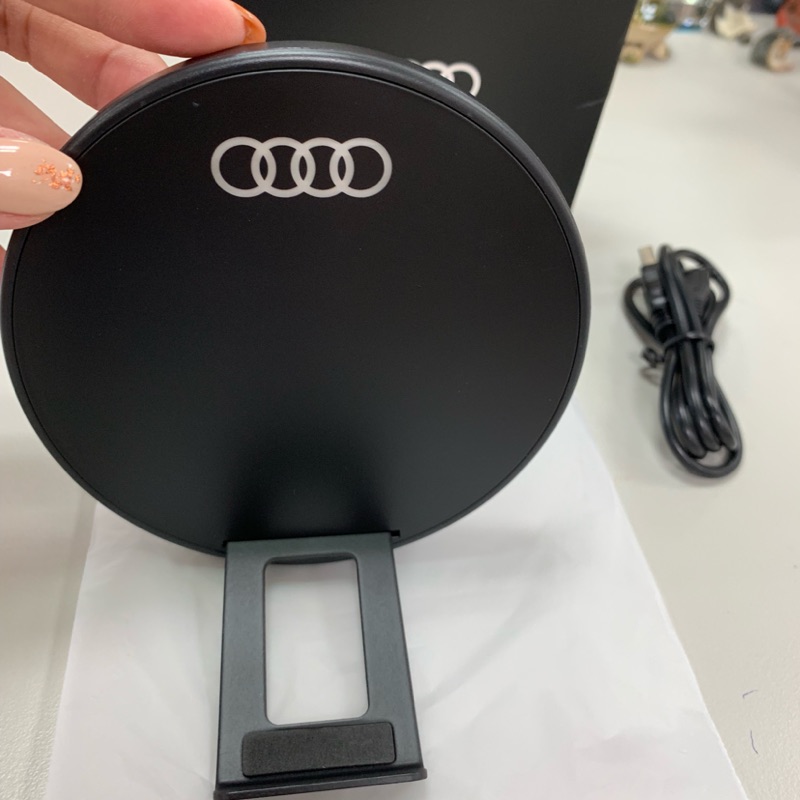 2019/06最新原廠Audi無線充電盤多功能出清