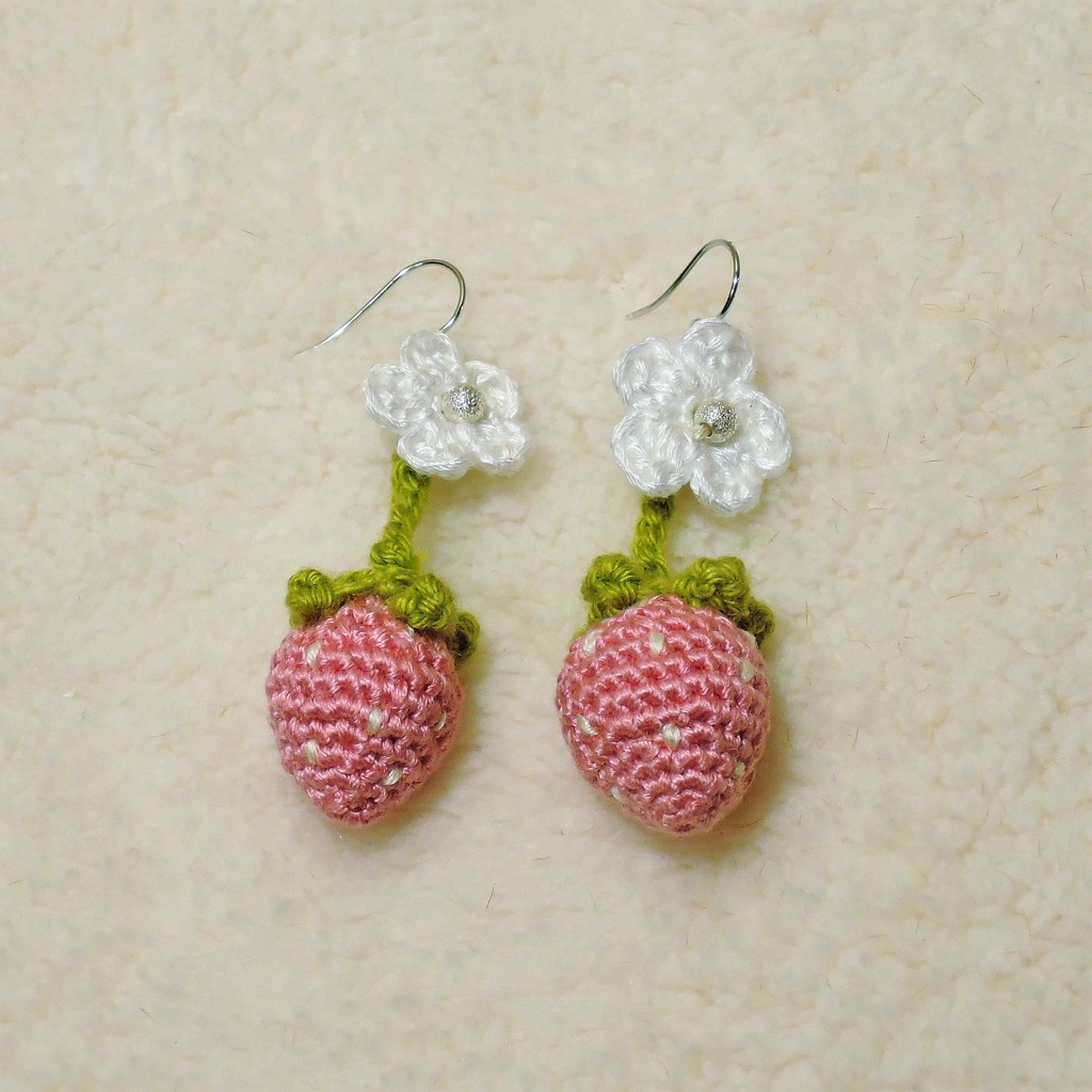 可愛的手作鉤針crochet 小草莓白花耳環 蝦皮購物