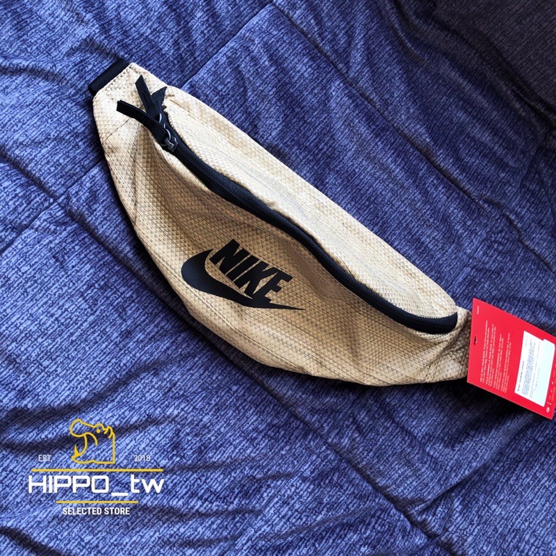 【hippo_tw】Nike 稻麥金 腰包 側背包 小包 大地色 斜背包