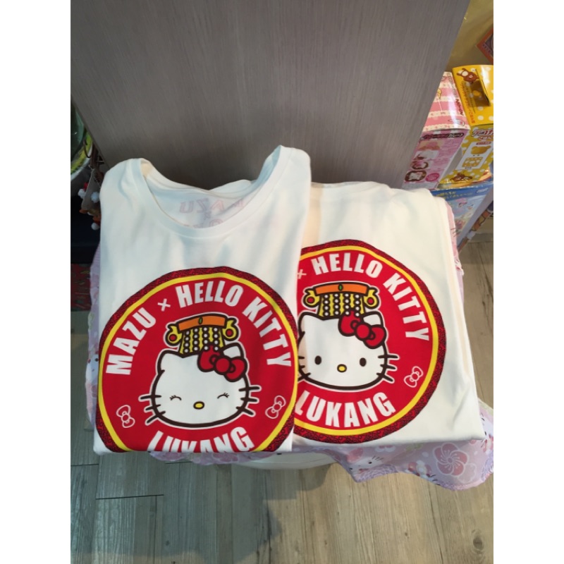 日本三麗鷗HelloKitty凱蒂貓與台灣鹿港媽祖聯名限量紀念T恤（台灣限定販售、情侶款）