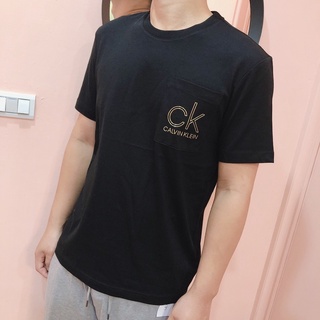 現貨在臺 《Calvin Klein》CK 特殊 立體金LOGO 口袋 短袖 上衣