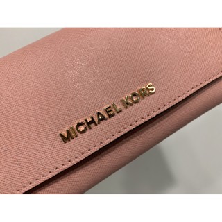 MICHAEL KORS 字樣LOGO全防刮皮革掀蓋式三折長夾(珊瑚粉)