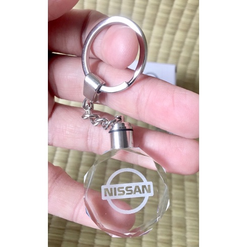 NISSAN 車標led七彩炫光水晶鑰匙圈、吊飾交換禮物(不知是電池沒電、還是燈故障，以吊飾賣，可自行更換新電池試試)