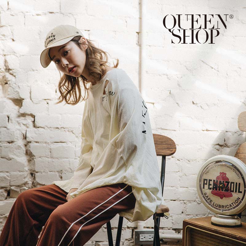 Ｑｕｅｅｎ Ｓｈｏｐ【01096049】肩破損字母後開衩寬版上衣 兩色售＊現+預＊