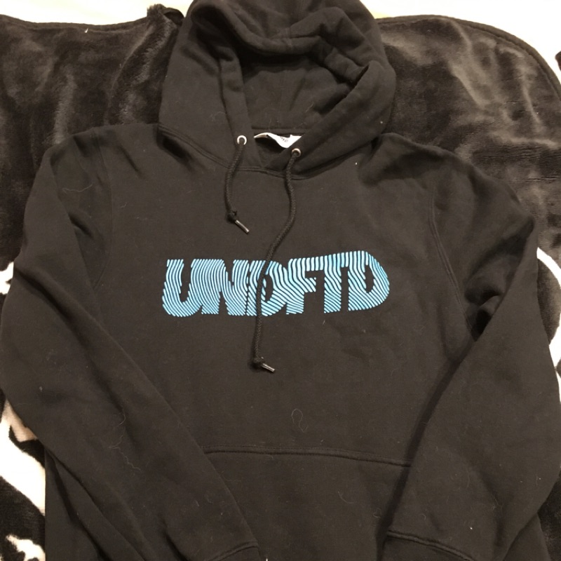 🔖《二手衣特賣》UNDEFEATED 黑色帽t 尺寸:S