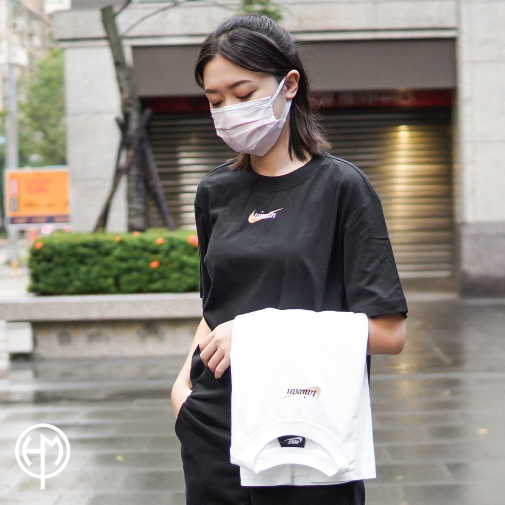 🏀小飛人潮流🏀 NIKE TAIWAN TEE 女生 台灣限定 T恤 燙金小LOGO 寬版落肩 短T DM3557010