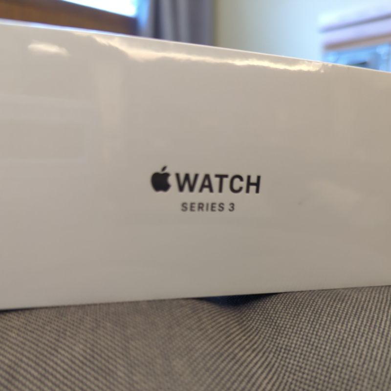 Apple WATCH 3 太空灰+黑錶帶 (SERIES 3) 全新未拆封 尾牙獎品便宜賣（免運）